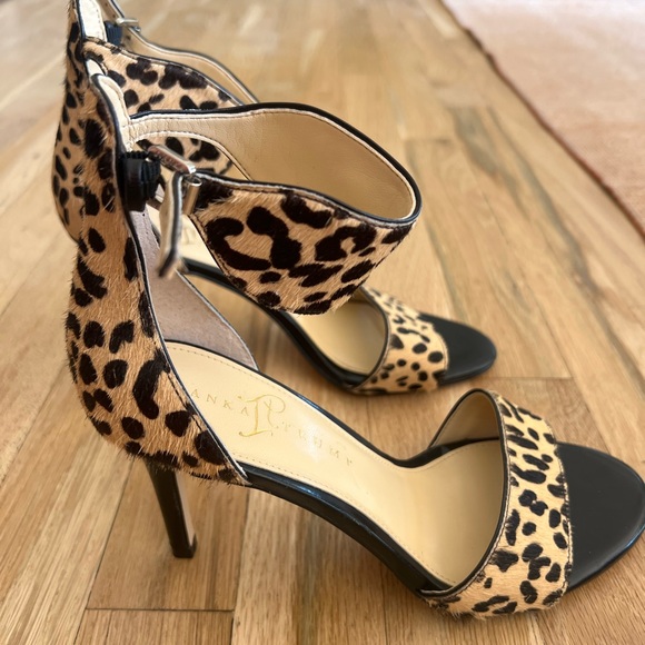 Georgeous Cheetah Print Faux Fur Heels - Picture 4 of 6